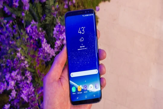 Chiếc Galaxy S8 năm ngoái đã đặt ra một chuẩn mực mới cho thiết kế điện thoại thông minh (Ảnh Business Insider)