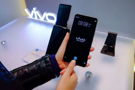 Vivo X20 Plus UD sẽ là chiếc điện thoại đầu tiên tích hợp tính năng quét vân tay dưới màn hình (Ảnh Reuters)