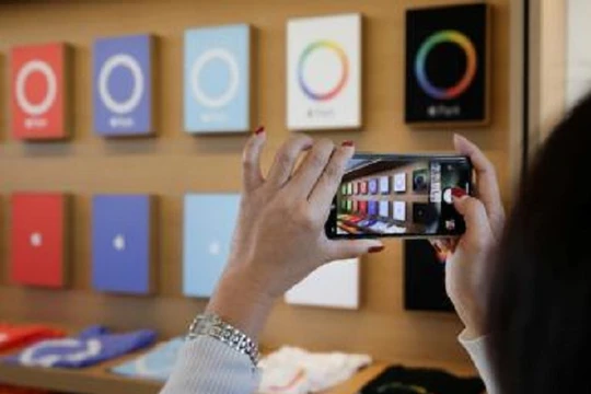 Smartphone đang ảnh hưởng đến mọi mặt đời sống xã hội (Ảnh ibTimes)