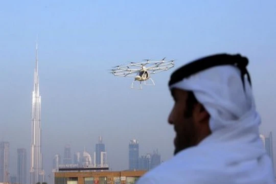 Một người đàn ông đang nhìn chiếc taxi bay tại Dubai (Reuter)