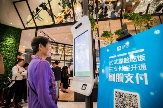 Một khách hàng đang sử dụng giải pháp chi trả nhận diện khuôn mặt "Smile to Pay" tại một cửa hàng KFC ở Hằng Châu, Trung Quốc (ảnh: Business Insider)
