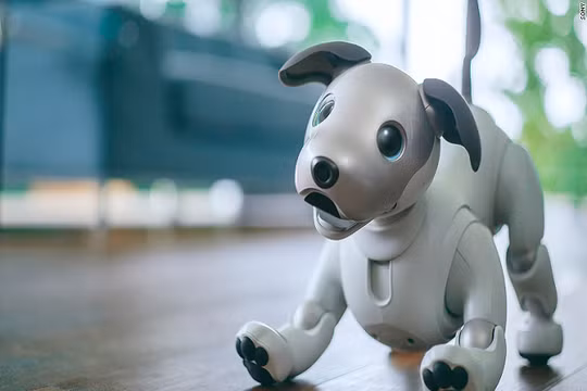 Chú chó robot Aibo của Sony tạo ra sự thu hút lớn tại CES 2018 (Ảnh Reuters)