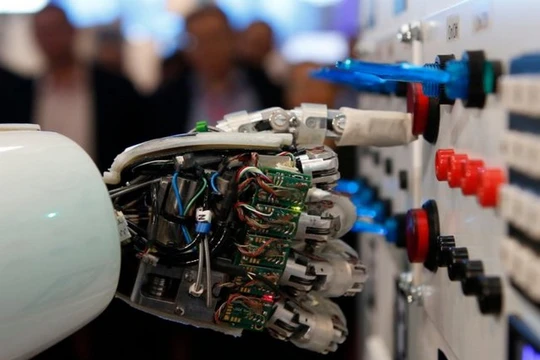Cánh tay của con robot AILA (con robot hoạt động bằng trí tuệ nhân tạo) đang thao tác trên một bảng mạch tại hội chợ máy tính CeBit tháng 3/2013 (Ảnh Reuters)