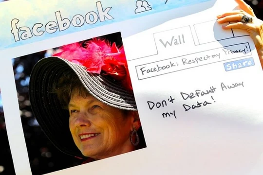 Một người phụ nữ biểu tình chống lại Facebook (Ảnh Getty)