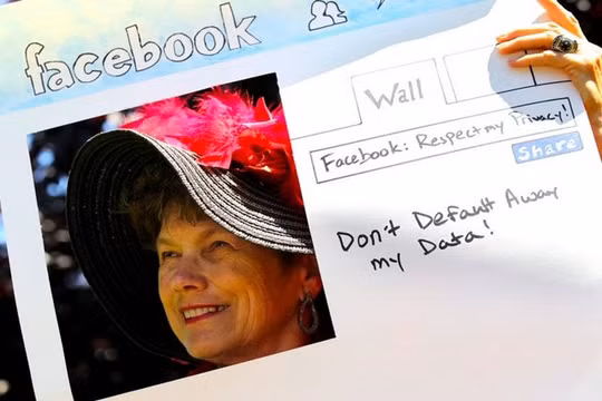 Một người phụ nữ biểu tình chống lại Facebook (Ảnh Getty)