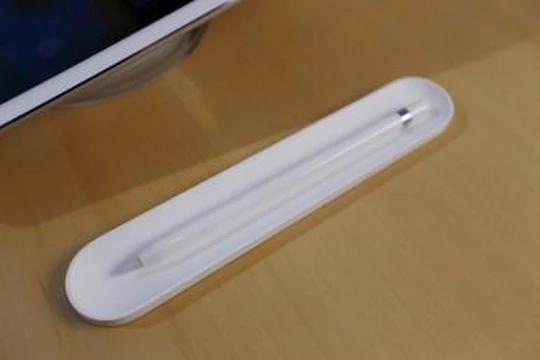 Apple đã đăng ký sáng chế cho Apple Pencil, một chiếc bút có thể kết hợp với iPhone trong tương lai (Ảnh Reuters)