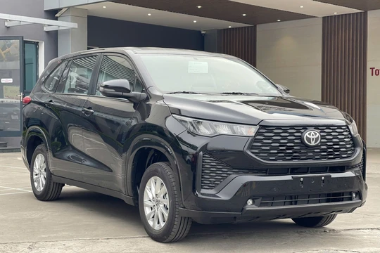 Toyota Innova Cross ra mắt bản 'giá rẻ' 730 triệu đồng, cạnh tranh VinFast Limo Green