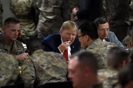 Ông Trump dùng bữa tối nhân ngày lễ Tạ ơn cùng các binh sĩ (Ảnh: Independent)