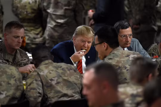 Ông Trump dùng bữa tối nhân ngày lễ Tạ ơn cùng các binh sĩ (Ảnh: Independent)