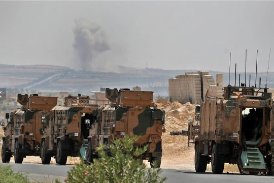 Một đoàn xe quân sự của Thổ Nhĩ Kỳ di chuyển ở tỉnh Idlib, giữa cuộc không kích mà lực lượng chính phủ thực hiện (Ảnh: AFP)