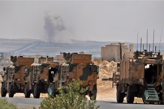 Một đoàn xe quân sự của Thổ Nhĩ Kỳ di chuyển ở tỉnh Idlib, giữa cuộc không kích mà lực lượng chính phủ thực hiện (Ảnh: AFP)