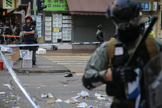 Tình trạng biểu tình ở Hong Kong diễn biến phức tạp ngay trong hôm đầu tuần (Ảnh: Guardian)