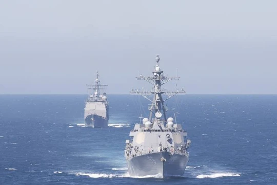 Tàu khu trục tên lửa dẫn đường USS Bainbridge (trái) và tàu USS Leyte Gulf di chuyển qua eo biển Gibraltar hôm 13/4 (Ảnh: Newsweek)