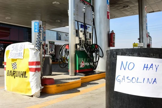 Một trạm xăng ở ngoại ô thủ đô Caracas đóng cửa vì thiếu nguồn cung (Ảnh: CNN)