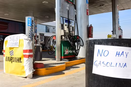 Một trạm xăng ở ngoại ô thủ đô Caracas đóng cửa vì thiếu nguồn cung (Ảnh: CNN)