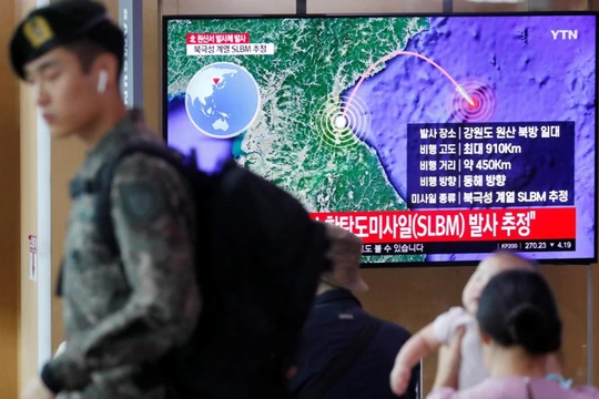 Người dân Hàn Quốc theo dõi tin tức về vụ phóng tên lửa của Triều Tiên trên truyền hình (Ảnh: Reuters)