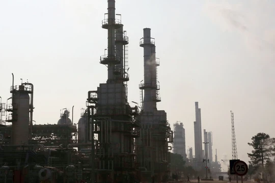 Ngành công nghiệp năng lượng của Iran đang chịu sức ép lớn từ các đòn trừng phạt của Mỹ (Ảnh: Sputnik)