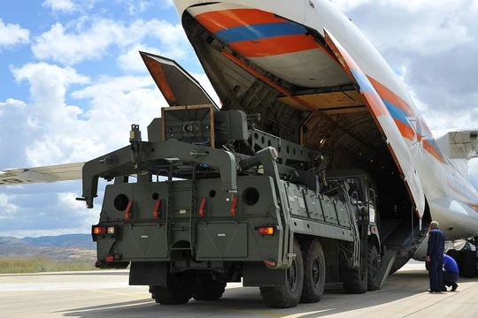 Hệ thống S-400 của Nga được chuyển tới căn cứ không quân Acinki, gần thủ đô Ankara của Thổ Nhĩ Kỳ hôm 12/7 (Ảnh: Reuters)