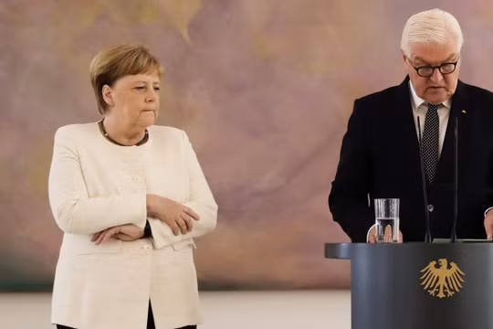 Thủ tướng Merkel giữ chặt hai tay trong cơn run lẩy bẩy (Ảnh: Telegraph)