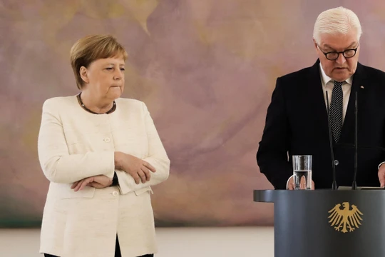 Thủ tướng Merkel giữ chặt hai tay trong cơn run lẩy bẩy (Ảnh: Telegraph)