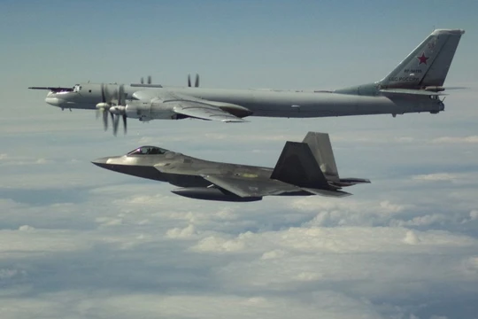 F-22 Mỹ chặn máy bay Nga gần Alaska ngày 21/5 (Ảnh: NORAD)