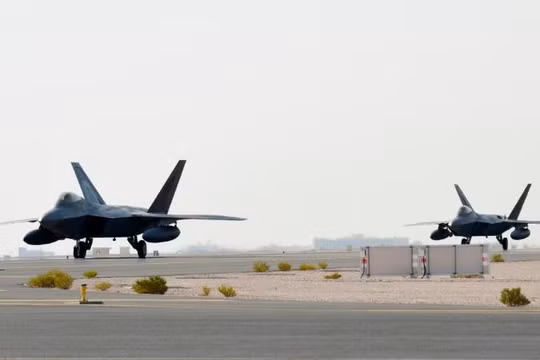 Phi cơ chiến đấu F-22 Raptor có mặt tại căn cứ không quân Al Udeid, Qatar ngày 27/6 (Ảnh: CNN)