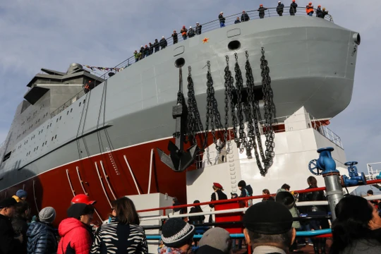 Tàu phá băng đa nhiệm Ivan Papanin mà hải quân Nga mới trình làng (Ảnh: Moscow Times)