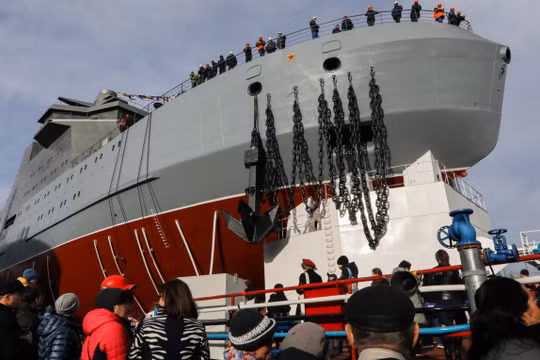 Tàu phá băng đa nhiệm Ivan Papanin mà hải quân Nga mới trình làng (Ảnh: Moscow Times)