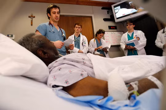 Ở Mỹ, sinh viên thực tập ngành y tại một bệnh viện, hay bác sĩ nội trú, là nghề được trọng dụng và được trả lương cao (Ảnh: The Nation)