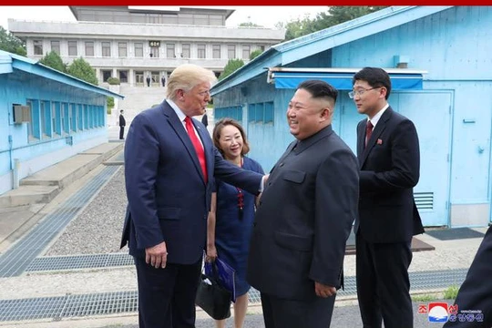 Lãnh đạo Mỹ, Triều cười nói khi có cuộc gặp tại Panmunjom hôm 30/6/2019 (Ảnh: KCNA)