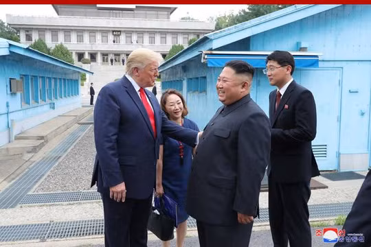 Lãnh đạo Mỹ, Triều cười nói khi có cuộc gặp tại Panmunjom hôm 30/6/2019 (Ảnh: KCNA)