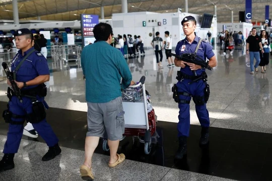 Tình trạng an ninh được thắt chặt tại sân bay Hồng Kông sau nhiều vụ đụng độ xảy ra trong đêm trước đó (Ảnh: Reuters)