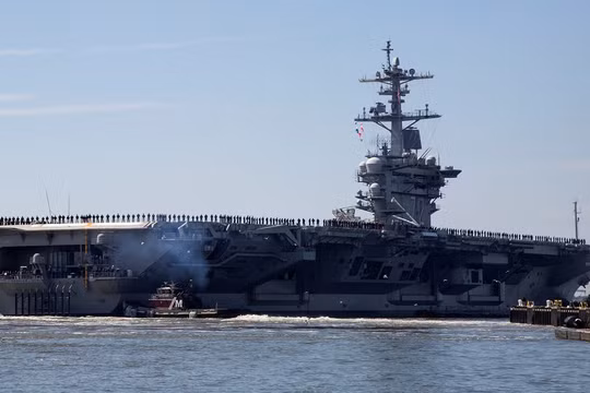 Hàng không mẫu hạm USS Lincoln cùng nhóm tác chiến được triển khai tới Vịnh Ba Tư (Ảnh: AP)