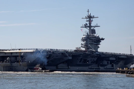 Hàng không mẫu hạm USS Lincoln cùng nhóm tác chiến được triển khai tới Vịnh Ba Tư (Ảnh: AP)