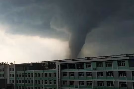 Cột lốc xoáy khổng lồ quét qua khu vực dân cư ở thành phố Khai Nguyên (Ảnh: CNN)