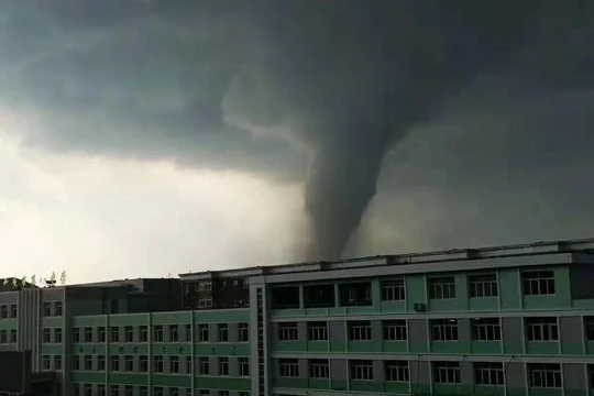 Cột lốc xoáy khổng lồ quét qua khu vực dân cư ở thành phố Khai Nguyên (Ảnh: CNN)