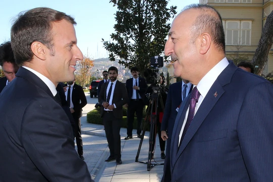 Tổng thống Pháp Emmanuel Macron và Ngoại trưởng Thổ Nhĩ Kỳ Mevlut Cavusoglu (Ảnh: RT)
