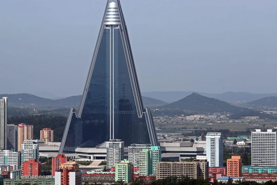 Khách sạn Ryugyong nằm giữa trung tâm thủ đô Bình Nhưỡng, Triều Tiên (Ảnh: CNN)