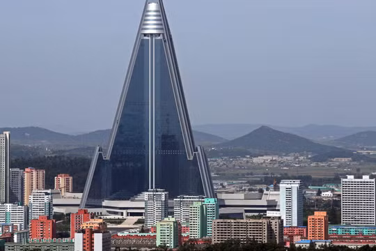 Khách sạn Ryugyong nằm giữa trung tâm thủ đô Bình Nhưỡng, Triều Tiên (Ảnh: CNN)