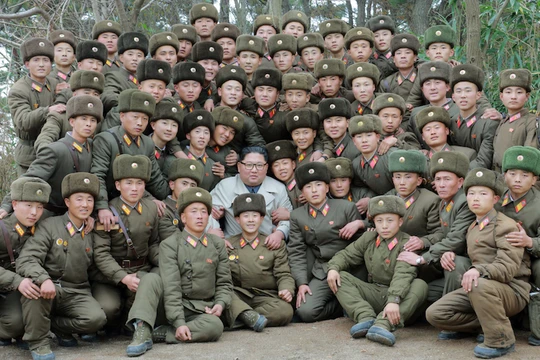 Ông Kim Jong-un cùng các binh sĩ tiền phương (Ảnh: KCNA)