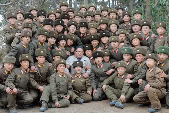 Ông Kim Jong-un cùng các binh sĩ tiền phương (Ảnh: KCNA)