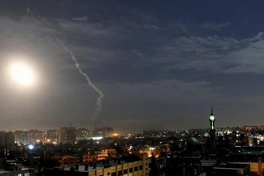 Phòng không Syria trong một cuộc đánh chặn đòn tấn công bằng tên lửa (Ảnh: Sputnik)