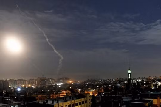 Phòng không Syria trong một cuộc đánh chặn đòn tấn công bằng tên lửa (Ảnh: Sputnik)