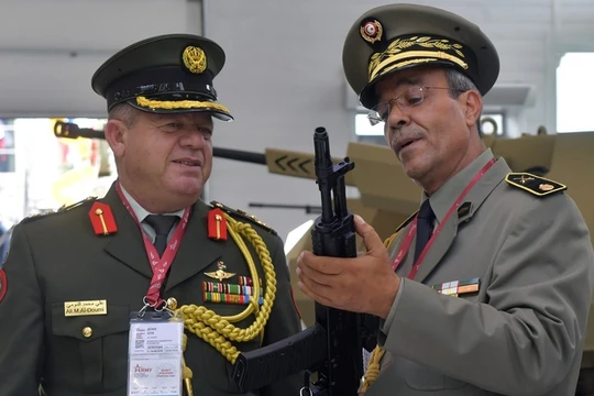 Các quan chức quốc phòng Nga cầm trên tay mẫu AK mới nhất (Ảnh: RT)