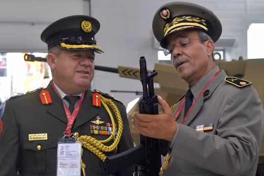 Các quan chức quốc phòng Nga cầm trên tay mẫu AK mới nhất (Ảnh: RT)