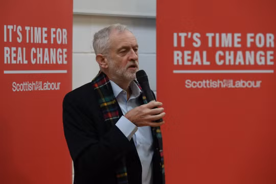 Lãnh đạo Công đảng đối lập Anh Jeremy Corbyn hứng chỉ trích kịch liệt (Ảnh: Reuters)