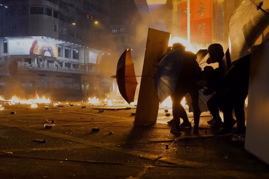 Người biểu tình cố thủ bên trong trường ĐH Bách Khoa Hong Kong tối ngày 18/11 (Ảnh: AP)