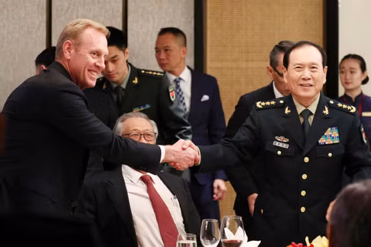 Ông Shanahan và ông Ngụy bắt tay nhau trước khi tham gia cuộc họp quan trọng tại Đối thoại Shangri-La (Ảnh: AP)