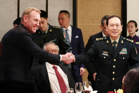 Ông Shanahan và ông Ngụy bắt tay nhau trước khi tham gia cuộc họp quan trọng tại Đối thoại Shangri-La (Ảnh: AP)