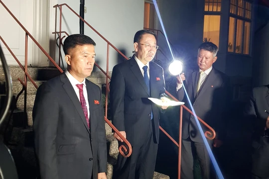 Trường đoàn đàm phán Triều Tiên Kim Myong Gil phát biểu trước báo giới tại Stockhom trong tối ngày 5/10 (Ảnh: Guardian)